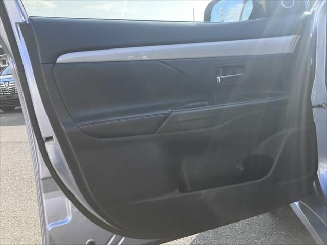 アウトランダーPHEV Gプレミアムパッケージ 黒本革シート 純正ナビ レーダークルーズコントロール バックカメラ AC100V電源 シートヒーター パワーシート 電動リアゲート Bluetooth ETC HIDヘッドライト(60枚目)