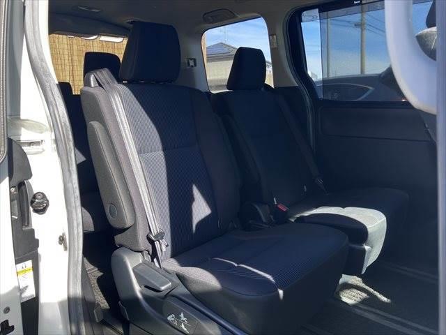 ノア Ｘ　純正ＳＤナビ　フルセグＴＶ　フリップダウンモニター　両側パワースライドドア　禁煙車　バックカメラ　スマートキー　電動格納ミラー　アイドリングストップ　ＥＴＣ　オートエアコン（9枚目）