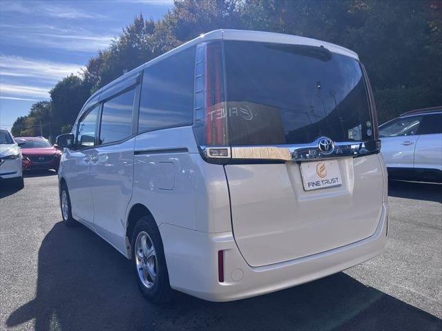 ノア Ｘ　純正ＳＤナビ　フルセグＴＶ　フリップダウンモニター　両側パワースライドドア　禁煙車　バックカメラ　スマートキー　電動格納ミラー　アイドリングストップ　ＥＴＣ　オートエアコン（21枚目）