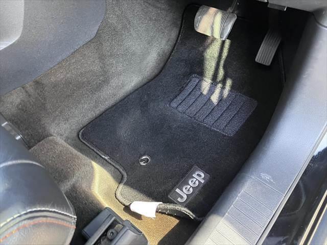 ジープ・コンパス 75thアニバーサリーエディション 4WD SDナビ フルセグTV バックカメラ シートヒーター パワーシート ハーフレザーシート 禁煙車 クルーズコントロール ETC 横滑り防止装置 パワーウィンドウ(49枚目)