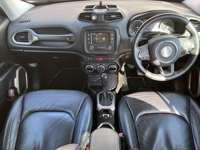 ジープ・レネゲード リミテッド　レーダークルーズコントロール　本革シート　パワーシート　シートヒーター　禁煙車　ＥＴＣ　コーナーセンサー　純正１７インチＡＷ　バックカメラ　アイドリングストップ　電動格納ミラー（3枚目）