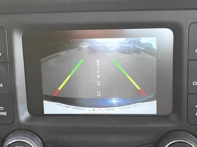 ジープ・レネゲード リミテッド　レーダークルーズコントロール　本革シート　パワーシート　シートヒーター　禁煙車　ＥＴＣ　コーナーセンサー　純正１７インチＡＷ　バックカメラ　アイドリングストップ　電動格納ミラー（4枚目）