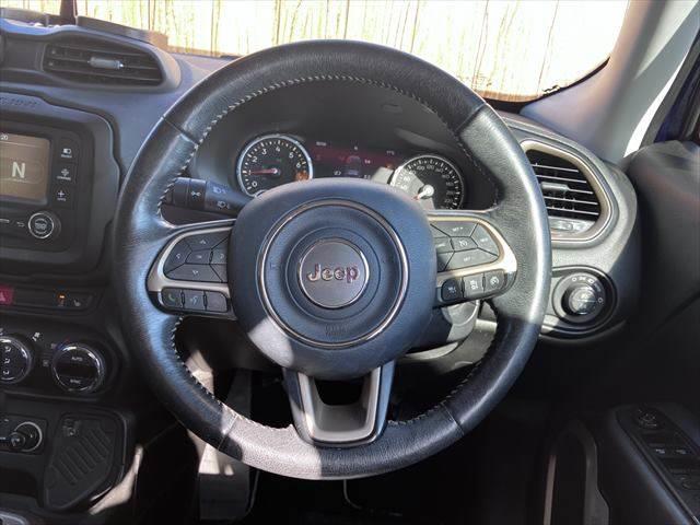 ジープ・レネゲード リミテッド　レーダークルーズコントロール　本革シート　パワーシート　シートヒーター　禁煙車　ＥＴＣ　コーナーセンサー　純正１７インチＡＷ　バックカメラ　アイドリングストップ　電動格納ミラー（9枚目）