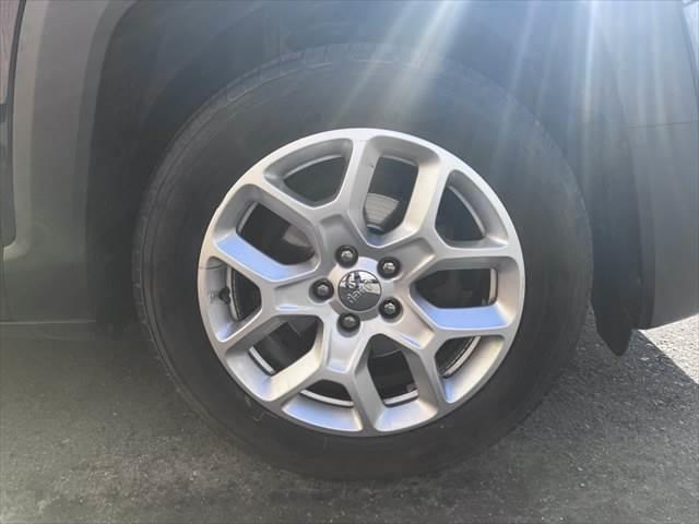 ジープ・レネゲード リミテッド　レーダークルーズコントロール　本革シート　パワーシート　シートヒーター　禁煙車　ＥＴＣ　コーナーセンサー　純正１７インチＡＷ　バックカメラ　アイドリングストップ　電動格納ミラー（12枚目）