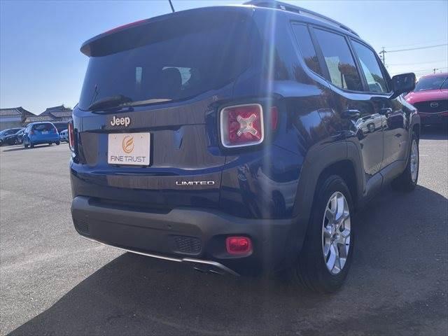 ジープ・レネゲード リミテッド　レーダークルーズコントロール　本革シート　パワーシート　シートヒーター　禁煙車　ＥＴＣ　コーナーセンサー　純正１７インチＡＷ　バックカメラ　アイドリングストップ　電動格納ミラー（16枚目）