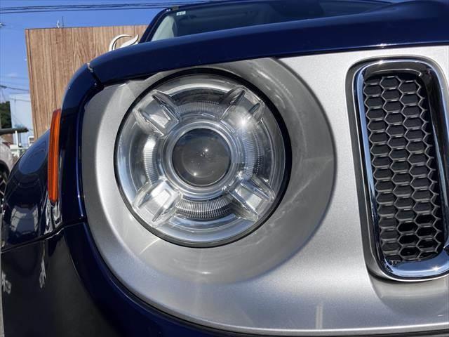 ジープ・レネゲード リミテッド　レーダークルーズコントロール　本革シート　パワーシート　シートヒーター　禁煙車　ＥＴＣ　コーナーセンサー　純正１７インチＡＷ　バックカメラ　アイドリングストップ　電動格納ミラー（23枚目）