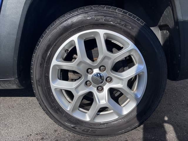 ジープ・レネゲード リミテッド　レーダークルーズコントロール　本革シート　パワーシート　シートヒーター　禁煙車　ＥＴＣ　コーナーセンサー　純正１７インチＡＷ　バックカメラ　アイドリングストップ　電動格納ミラー（27枚目）