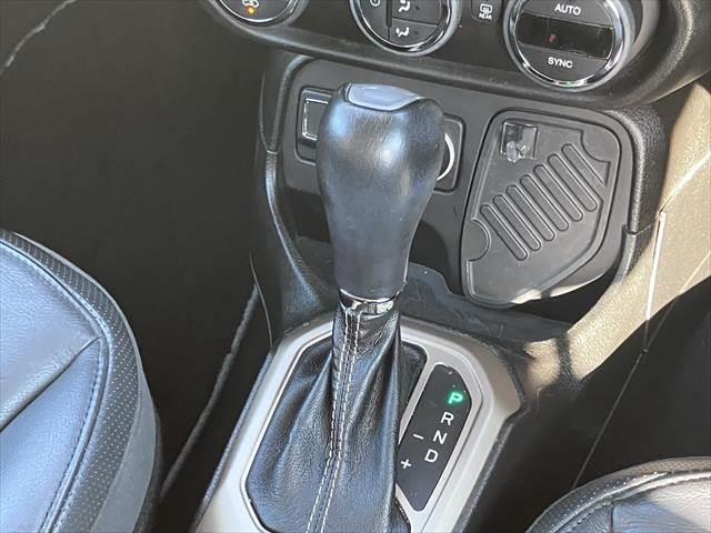 ジープ・レネゲード リミテッド　レーダークルーズコントロール　本革シート　パワーシート　シートヒーター　禁煙車　ＥＴＣ　コーナーセンサー　純正１７インチＡＷ　バックカメラ　アイドリングストップ　電動格納ミラー（36枚目）