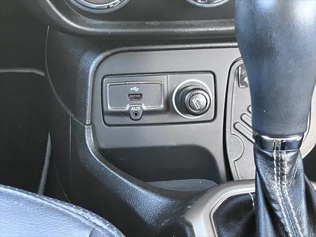 ジープ・レネゲード リミテッド　レーダークルーズコントロール　本革シート　パワーシート　シートヒーター　禁煙車　ＥＴＣ　コーナーセンサー　純正１７インチＡＷ　バックカメラ　アイドリングストップ　電動格納ミラー（38枚目）