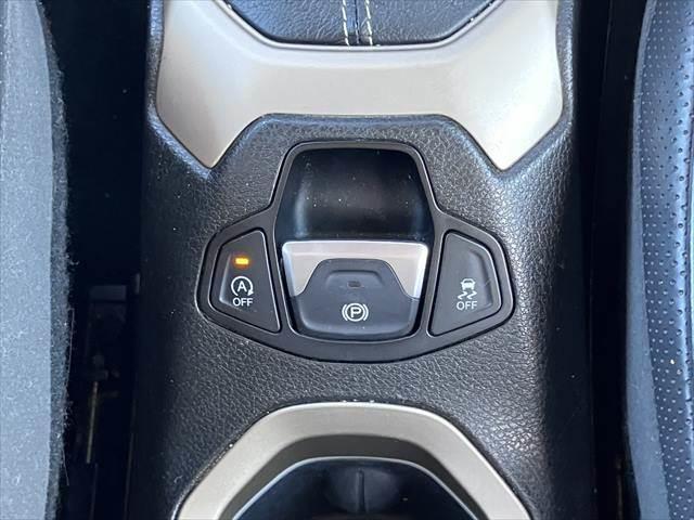ジープ・レネゲード リミテッド　レーダークルーズコントロール　本革シート　パワーシート　シートヒーター　禁煙車　ＥＴＣ　コーナーセンサー　純正１７インチＡＷ　バックカメラ　アイドリングストップ　電動格納ミラー（39枚目）