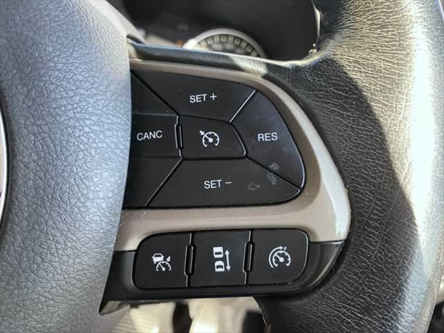ジープ・レネゲード リミテッド　レーダークルーズコントロール　本革シート　パワーシート　シートヒーター　禁煙車　ＥＴＣ　コーナーセンサー　純正１７インチＡＷ　バックカメラ　アイドリングストップ　電動格納ミラー（41枚目）