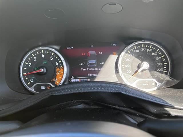 ジープ・レネゲード リミテッド　レーダークルーズコントロール　本革シート　パワーシート　シートヒーター　禁煙車　ＥＴＣ　コーナーセンサー　純正１７インチＡＷ　バックカメラ　アイドリングストップ　電動格納ミラー（42枚目）