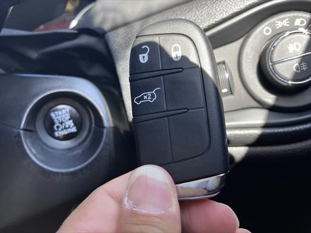 ジープ・レネゲード リミテッド　レーダークルーズコントロール　本革シート　パワーシート　シートヒーター　禁煙車　ＥＴＣ　コーナーセンサー　純正１７インチＡＷ　バックカメラ　アイドリングストップ　電動格納ミラー（43枚目）