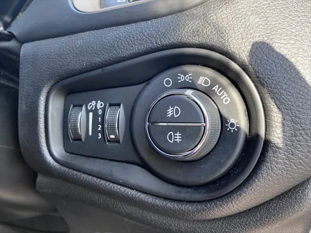 ジープ・レネゲード リミテッド　レーダークルーズコントロール　本革シート　パワーシート　シートヒーター　禁煙車　ＥＴＣ　コーナーセンサー　純正１７インチＡＷ　バックカメラ　アイドリングストップ　電動格納ミラー（44枚目）
