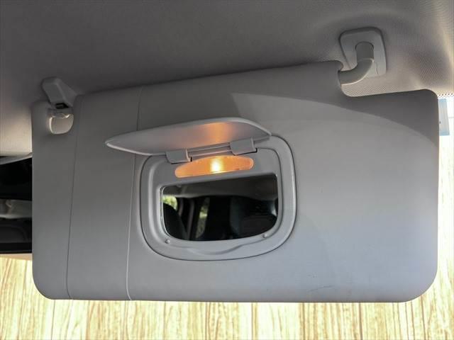 ジープ・レネゲード リミテッド　レーダークルーズコントロール　本革シート　パワーシート　シートヒーター　禁煙車　ＥＴＣ　コーナーセンサー　純正１７インチＡＷ　バックカメラ　アイドリングストップ　電動格納ミラー（49枚目）