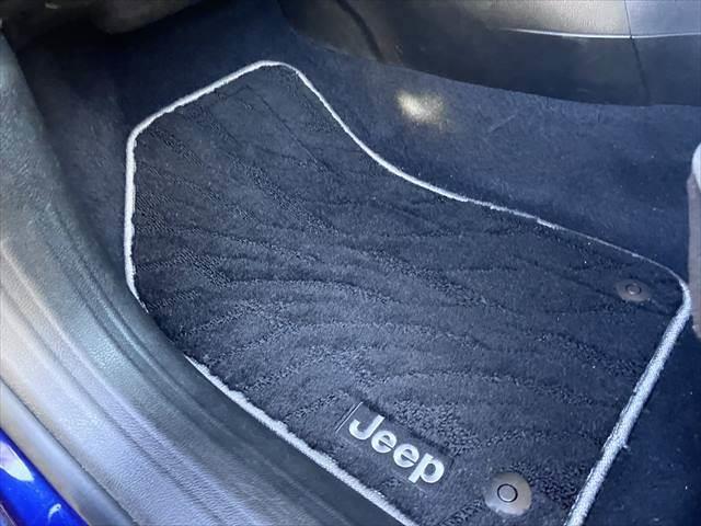 ジープ・レネゲード リミテッド　レーダークルーズコントロール　本革シート　パワーシート　シートヒーター　禁煙車　ＥＴＣ　コーナーセンサー　純正１７インチＡＷ　バックカメラ　アイドリングストップ　電動格納ミラー（54枚目）