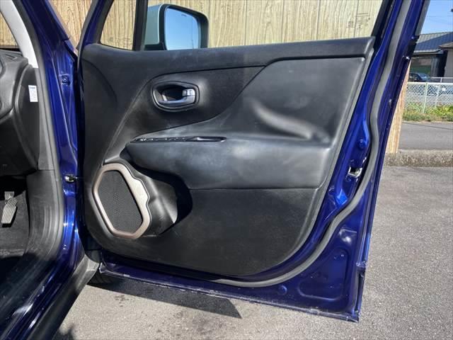 ジープ・レネゲード リミテッド　レーダークルーズコントロール　本革シート　パワーシート　シートヒーター　禁煙車　ＥＴＣ　コーナーセンサー　純正１７インチＡＷ　バックカメラ　アイドリングストップ　電動格納ミラー（55枚目）