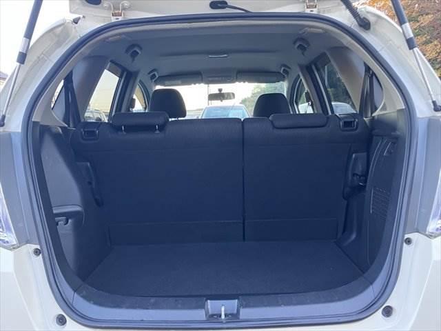 フィットハイブリッド ベースグレード　メモリーナビ　バックカメラ　フルセグＴＶ　スマートキー　禁煙車　ＥＴＣ　クルーズコントロール　盗難防止装置　電動格納ミラー　アイドリングストップ　パワーウィンドウ（9枚目）