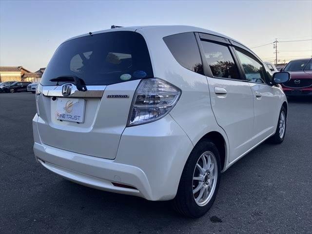 フィットハイブリッド ベースグレード　メモリーナビ　バックカメラ　フルセグＴＶ　スマートキー　禁煙車　ＥＴＣ　クルーズコントロール　盗難防止装置　電動格納ミラー　アイドリングストップ　パワーウィンドウ（16枚目）
