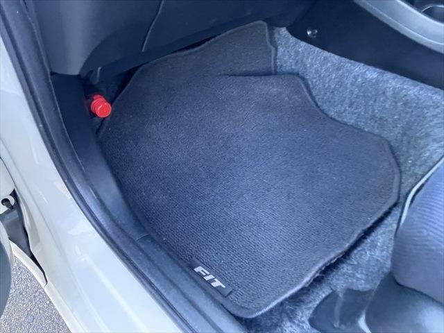 フィットハイブリッド ベースグレード　メモリーナビ　バックカメラ　フルセグＴＶ　スマートキー　禁煙車　ＥＴＣ　クルーズコントロール　盗難防止装置　電動格納ミラー　アイドリングストップ　パワーウィンドウ（48枚目）