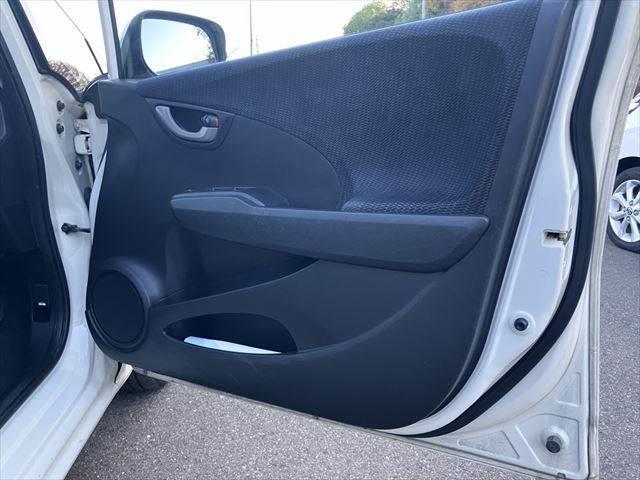 フィットハイブリッド ベースグレード　メモリーナビ　バックカメラ　フルセグＴＶ　スマートキー　禁煙車　ＥＴＣ　クルーズコントロール　盗難防止装置　電動格納ミラー　アイドリングストップ　パワーウィンドウ（49枚目）