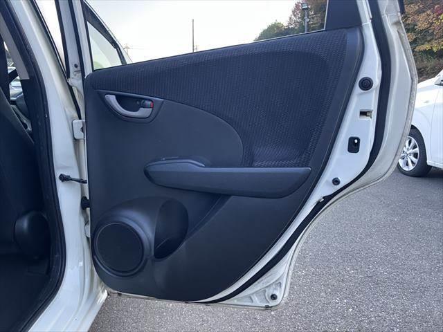 フィットハイブリッド ベースグレード　メモリーナビ　バックカメラ　フルセグＴＶ　スマートキー　禁煙車　ＥＴＣ　クルーズコントロール　盗難防止装置　電動格納ミラー　アイドリングストップ　パワーウィンドウ（52枚目）