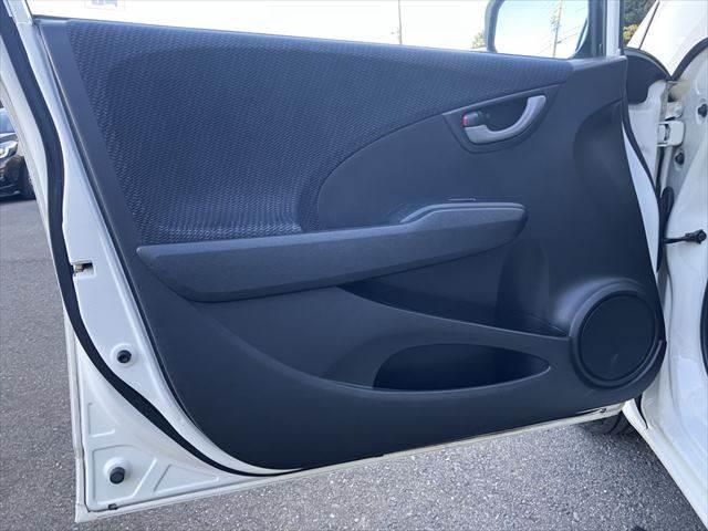 フィットハイブリッド ベースグレード　メモリーナビ　バックカメラ　フルセグＴＶ　スマートキー　禁煙車　ＥＴＣ　クルーズコントロール　盗難防止装置　電動格納ミラー　アイドリングストップ　パワーウィンドウ（55枚目）