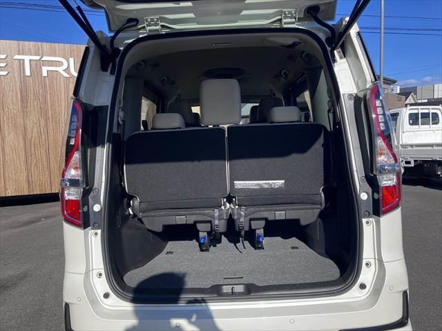 セレナ ｅ－パワー　ハイウェイスターＶ　フリップダウンモニター　純正１０インチナビ　禁煙車　衝突軽減ブレーキ　両側パワースライドドア　アラウンドビューモニター　フルセグ　Ｂｌｕｅｔｏｏｔｈ　ＬＥＤヘッドライト　レーダークルーズコントロール（13枚目）