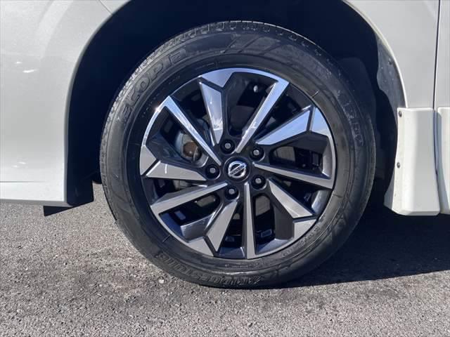 セレナ ｅ－パワー　ハイウェイスターＶ　フリップダウンモニター　純正１０インチナビ　禁煙車　衝突軽減ブレーキ　両側パワースライドドア　アラウンドビューモニター　フルセグ　Ｂｌｕｅｔｏｏｔｈ　ＬＥＤヘッドライト　レーダークルーズコントロール（33枚目）