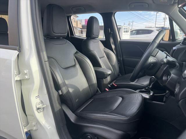 ジープ・レネゲード リミテッド 禁煙車 衝突軽減ブレーキ 本革シート 純正8インチメモリーナビ バックカメラ フルセグTV Bluetooth シートヒーター ルーフレール レーダークルーズコントロール クリアランスソナー(6枚目)