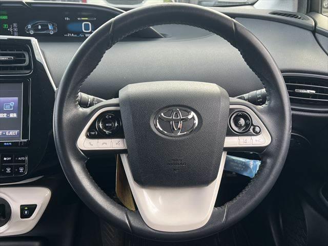 プリウス Ｓセーフティプラス　純正９インチナビ　レーダークルーズコントロール　デジタルインナーミラー　バックカメラ　衝突軽減ブレーキ　禁煙車　フルセグＴＶ　Ｂｌｕｅｔｏｏｔｈ　ＬＥＤヘッドライト　スマートキー　コーナーセンサー（9枚目）