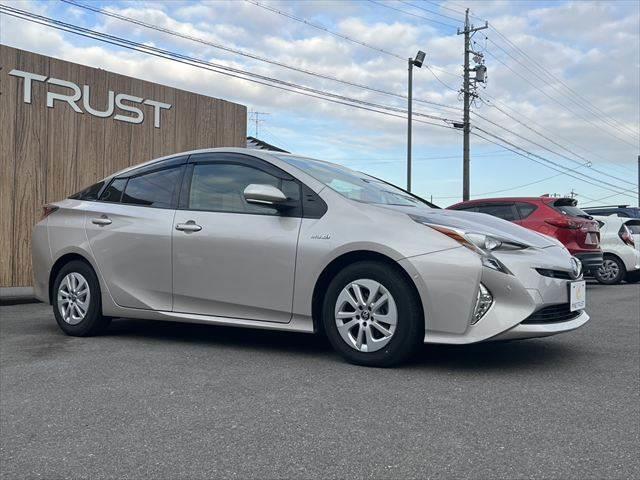 プリウス Ｓセーフティプラス　純正９インチナビ　レーダークルーズコントロール　デジタルインナーミラー　バックカメラ　衝突軽減ブレーキ　禁煙車　フルセグＴＶ　Ｂｌｕｅｔｏｏｔｈ　ＬＥＤヘッドライト　スマートキー　コーナーセンサー（14枚目）