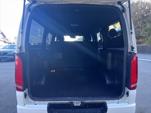 ハイエースバン ディーゼル　５ドア　標準ルーフ　標準フロア　２／５人　スーパ　ＳＤナビ　全方位カメラ　衝突軽減ブレーキ（8枚目）