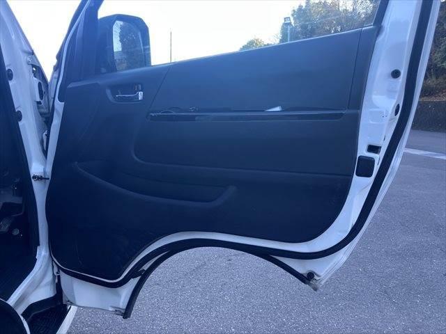 ハイエースバン ディーゼル　５ドア　標準ルーフ　標準フロア　２／５人　スーパ　ＳＤナビ　全方位カメラ　衝突軽減ブレーキ（55枚目）