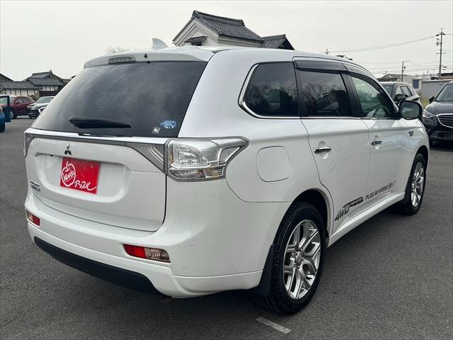 アウトランダーＰＨＥＶ Ｇプレミアムパッケージ　保証付き　衝突軽減装置　４ＷＤ　レーダークルーズ　パワーバックドア　純正ＳＤナビ　バックカメラ　シートヒーター　パワーシート（8枚目）