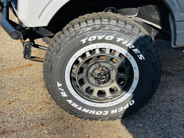 ジムニー ＨＣ　ＪＢ６４全塗装／増しリーフリフトアップ／ＬＥＤヘッドライト／ＬＥＤテールランプ／縞板ドアトリム／タイミングベルト交換済／圧縮測定済／オープンカントリーＭＴ／ＷＯＲＫ１６インチ／ディープコーンハンドル（30枚目）