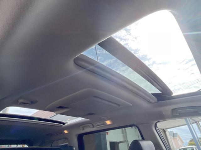 エルグランド ＶＩＰ　禁煙車　純正ナビサンルーフ　両側電動スライドドア　フリップダウンモニター　全周囲カメラ　ＢＯＳＥサウンド　電動リアゲート　ドライブレコーダー　コーナーセンサー　スマートキー　ＥＴＣ（4枚目）