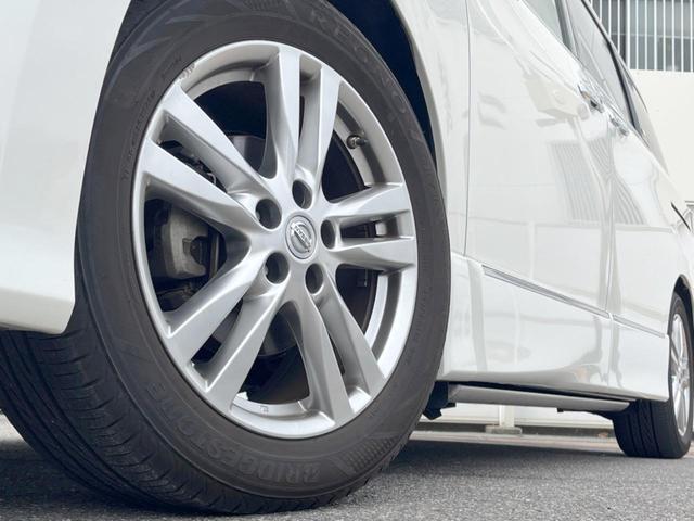 エルグランド ＶＩＰ　禁煙車　純正ナビサンルーフ　両側電動スライドドア　フリップダウンモニター　全周囲カメラ　ＢＯＳＥサウンド　電動リアゲート　ドライブレコーダー　コーナーセンサー　スマートキー　ＥＴＣ（14枚目）
