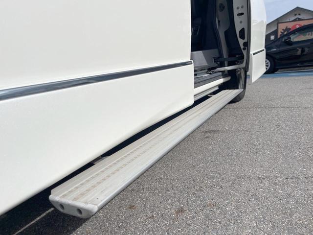 エルグランド ＶＩＰ　禁煙車　純正ナビサンルーフ　両側電動スライドドア　フリップダウンモニター　全周囲カメラ　ＢＯＳＥサウンド　電動リアゲート　ドライブレコーダー　コーナーセンサー　スマートキー　ＥＴＣ（27枚目）