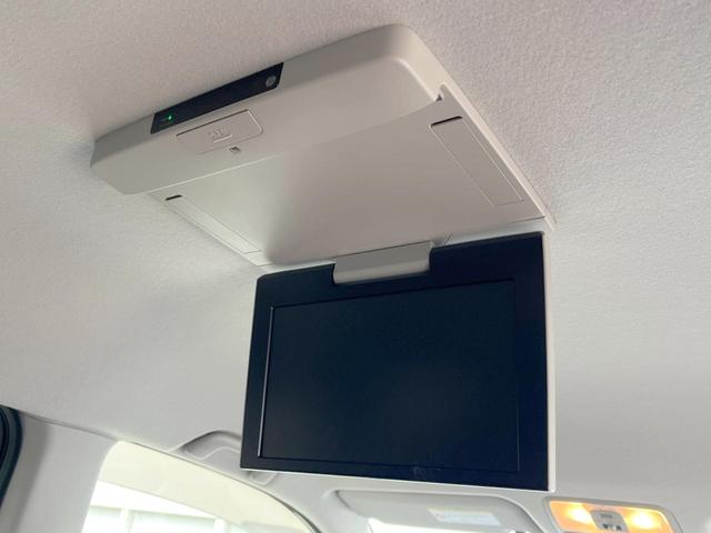 【フリップダウンモニター】大画面モニターで後席でもエンタメをお楽しみいただけます。小さなお子様にも大人気の装備です♪