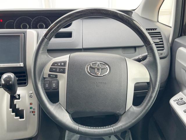 インテリアに合わせたデザインのステアリングは、運転される方のことも考え、運転しやすい形状、大きさです。是非一度、実際に触ってお確かめください。