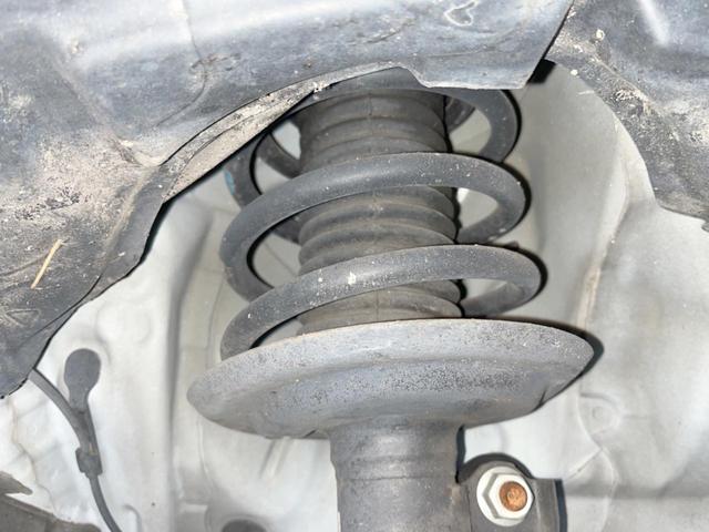 アクア S 禁煙車 SDナビ スマートキー HIDヘッドライト ビルトインETC オートライト オートエアコン CD DVD再生 フルセグ Bluetooth接続 衝突安全ボディ トラクションコントロール(17枚目)