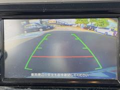 【バックカメラ】駐車時に後方がリアルタイム映像で確認できます。大型商業施設や立体駐車場での駐車時や、夜間のバック時に大活躍！運転スキルに関わらず、今や必須となった装備のひとつです！ 3