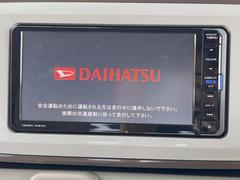 【純正ナビ】人気の純正ナビを装備。オーディオ機能も充実しており、Ｂｌｕｅｔｏｏｔｈ接続すればお持ちのスマホやＭＰ３プレイヤーの音楽を再生可能！毎日の運転がさらに楽しくなります！！ 3