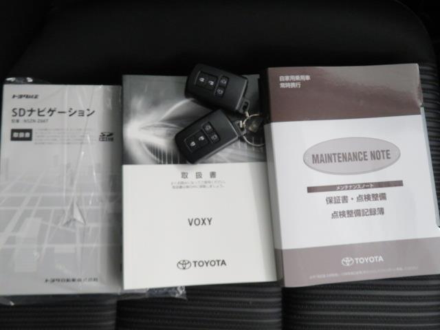 ヴォクシー ハイブリッドＺＳ　煌　衝突被害軽減システム　ＥＴＣ　オートクルーズコントロール　ＬＥＤヘッドランプ　両側電動スライド　乗車定員７人　３列シート　スマートキー　キーレス　ハイブリッド　ワンオーナー（40枚目）
