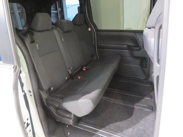 ノア ハイブリッドＳ－Ｇ　衝突被害軽減システム　バックカメラ　ＥＴＣ　ミュージックプレイヤー接続可　後席モニター　オートクルーズコントロール　ＬＥＤヘッドランプ　両側電動スライド　乗車定員８人　３列シート　スマートキー（12枚目）