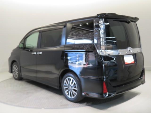 ヴォクシー ＺＳ　煌　バックカメラ　ＥＴＣ　ミュージックプレイヤー接続可　ＬＥＤヘッドランプ　両側電動スライド　乗車定員７人　３列シート　スマートキー　キーレス　アイドリングストップ　ワンオーナー（4枚目）