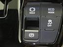 HOLD機能付きの電動パーキングブレーキ。HOLD機能を使用すると、信号待ちなどでフットブレーキから足を放しても、車は動かずそのまま停車してくれます。ドライブなど足が疲れた時には便利な機能です。