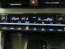 運転席、助手席別々に温度設定ができるデュアルエアコン装備です。男性が暑いと感じても、女性は寒いと感じる、そんな時の車内温度を別々に調節できるので、ストレスなくドライブをお楽しみいただけます。