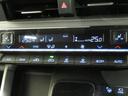 運転席、助手席別々に温度設定ができるデュアルエアコン装備です。男性が暑いと感じても、女性は寒いと感じる、そんな時の車内温度を別々に調節できるので、ストレスなくドライブをお楽しみいただけます。